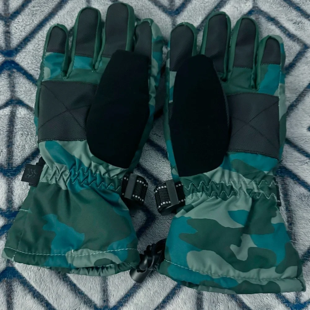 All in Motion Camouflage Print Winter Gloves with Zipper Compartment